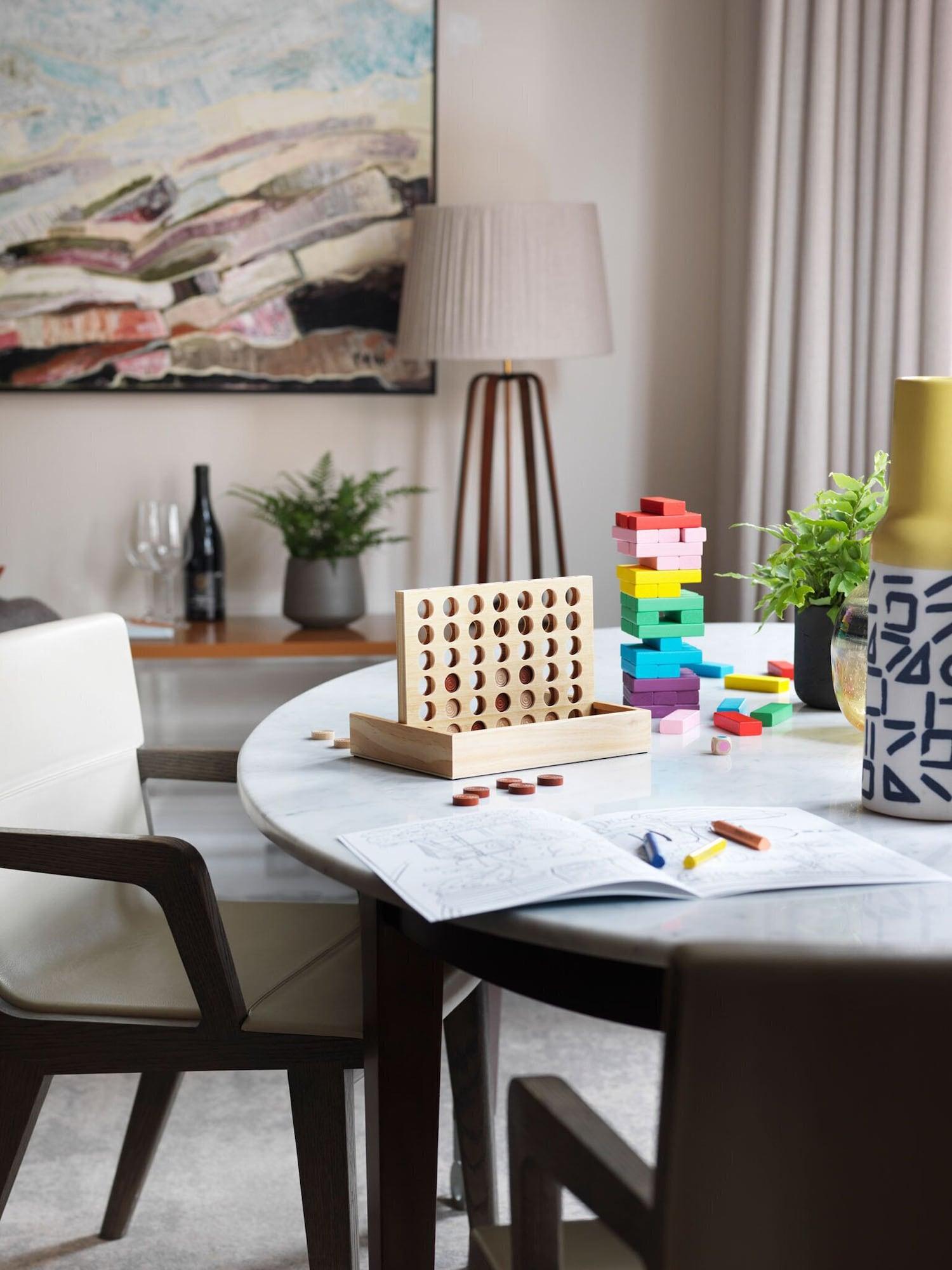 The Athenaeum Hotel & Residences Лондон Екстериор снимка A wooden Connect Four game