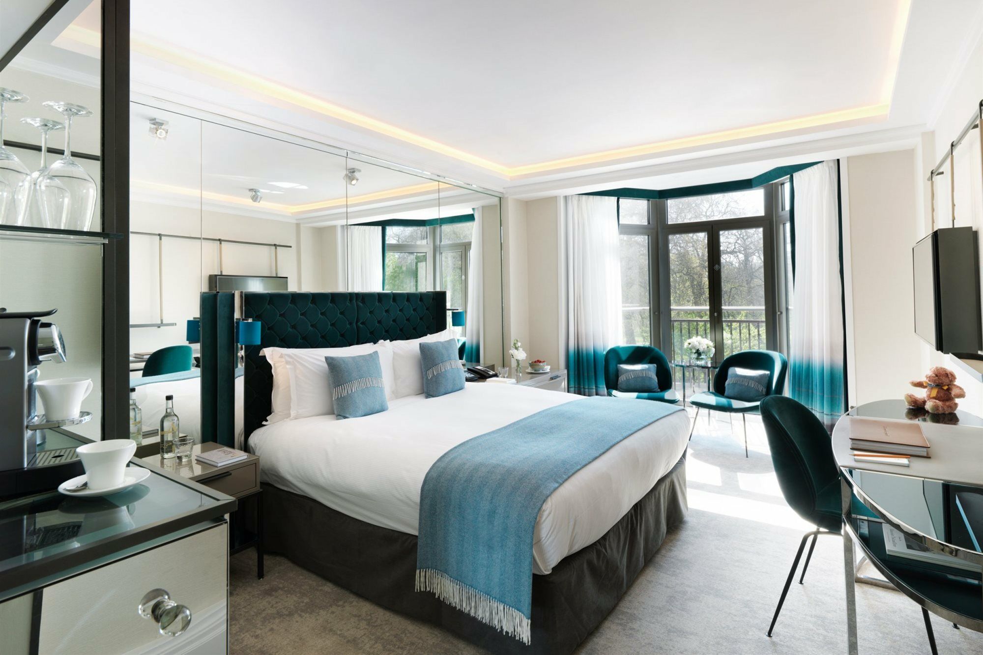 The Athenaeum Hotel & Residences Лондон Екстериор снимка A room at the South Place Hotel