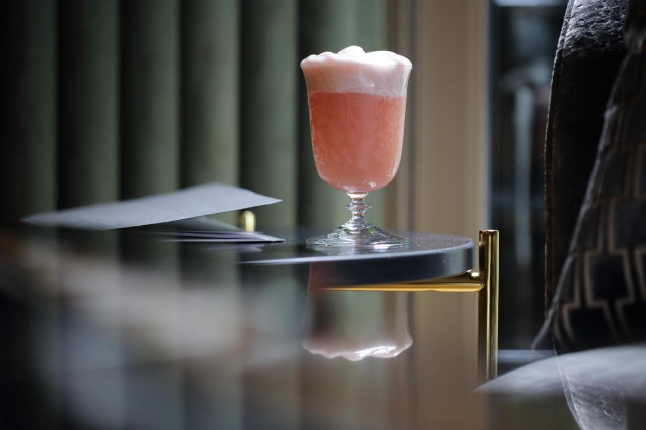 The Athenaeum Hotel & Residences Лондон Екстериор снимка A Clover Club cocktail